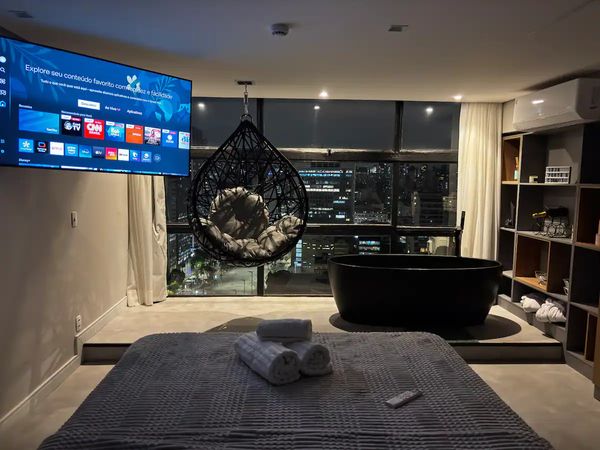 Unique São Paulo apt in Mirante do Vale, 33rd floor, skyline view, bathtub, history & culture.