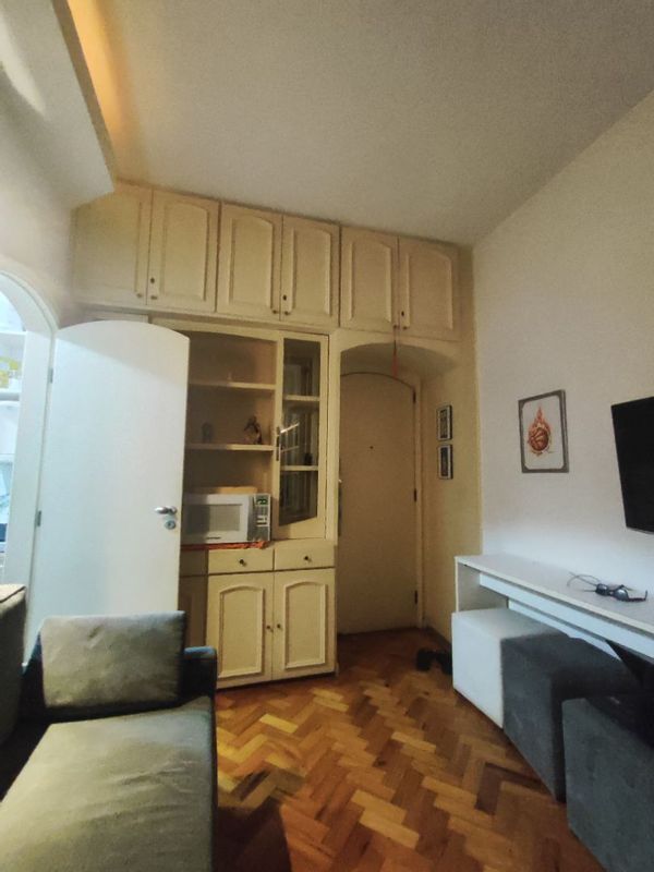 Apartamento com um quarto e sala. Ideal para viajantes sozinhos, mas acomoda 1 casal com filhos.